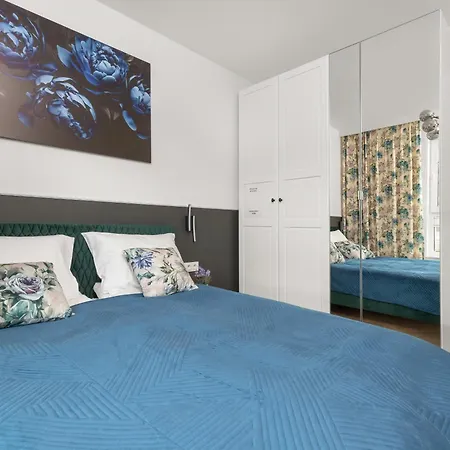 Latarnikow Estate With Balcony & Parking By Renters Apartment